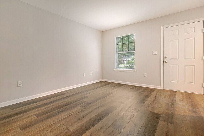 Building Photo - Bright, Renovated 2BR in the Heart of North Charleston