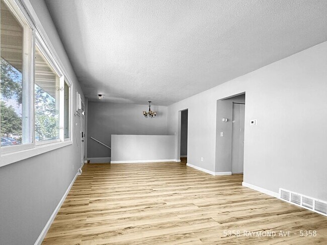 Foto del edificio - 5358 Raymond Ave