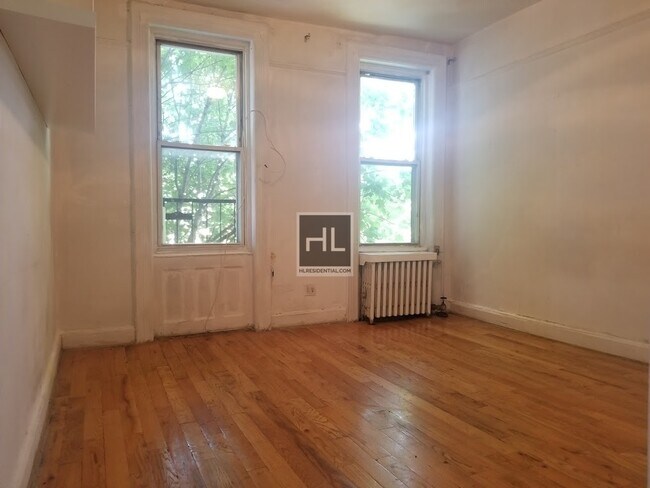 Foto del edificio - 56-15 Catalpa Avenue Unit C3
