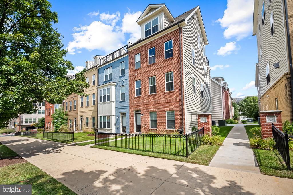 Primary Photo - 2431 Glenallan Ave