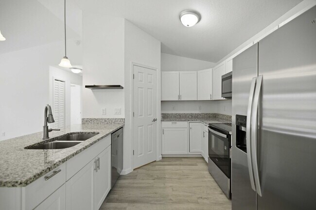 Foto del edificio - 3BR/2BA Home | Granite Counters, LVP Flooring, Washer/Dryer & Large Yard