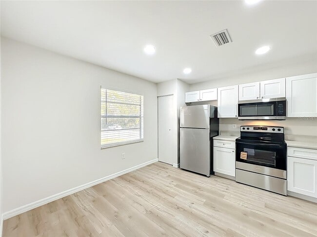 Building Photo - 201 Fern Ct