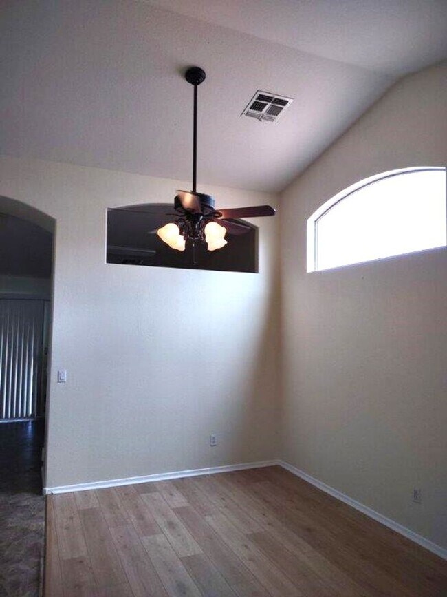 Foto del edificio - 8150 N 112th Ave