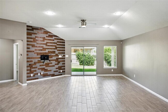 Foto del edificio - 6735 Crescent Creek Ln