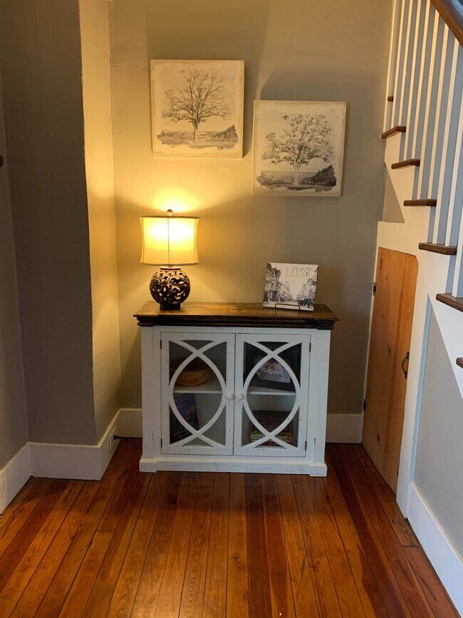 Foyer - 1143 King St