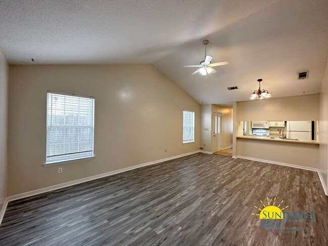 Building Photo - Adorable 2 Bedroom with New Flooring in FWB!