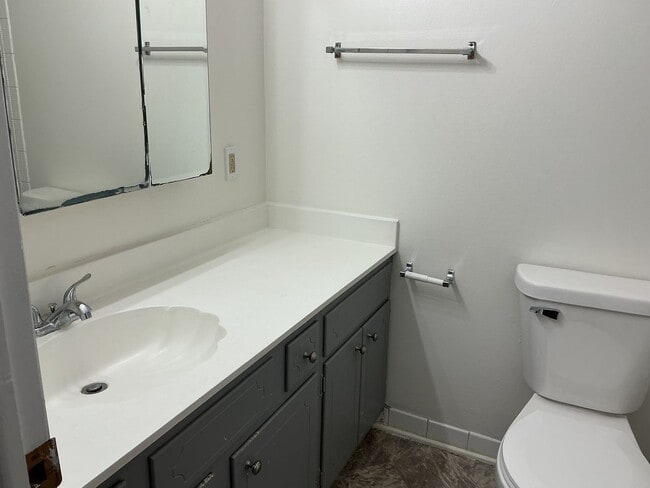Building Photo - 2 Bedroom Upper Condo with parking