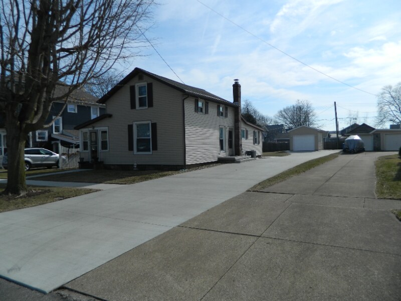 Primary Photo - 206 Center St
