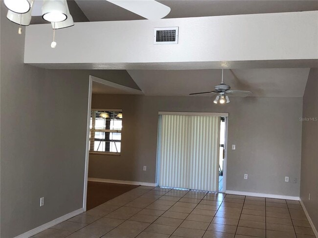 Building Photo - 3831 Country Bend E