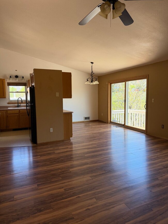 Building Photo - 3-bedroom plus office, 2-bath home located along the Roaring Fork River in Glenwood Springs