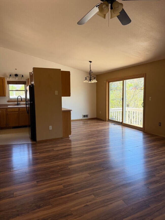 Foto del edificio - 3-bedroom plus office, 2-bath home located along the Roaring Fork River in Glenwood Springs