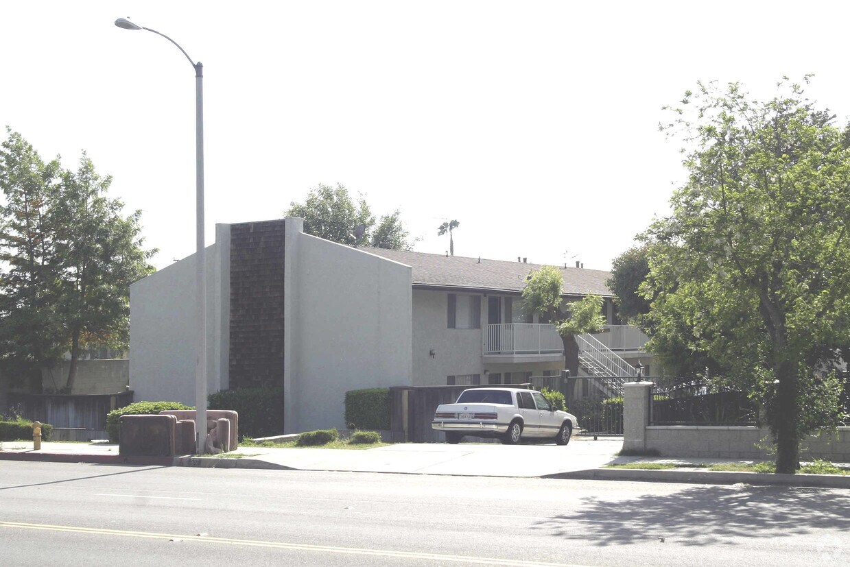 Primary Photo - 535 N Lark Ellen Ave