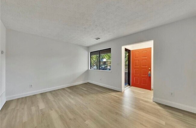 Foto del edificio - Renovated townhome in Great Alpharetta location