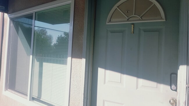 Foto del edificio - 8760 Burnet Ave