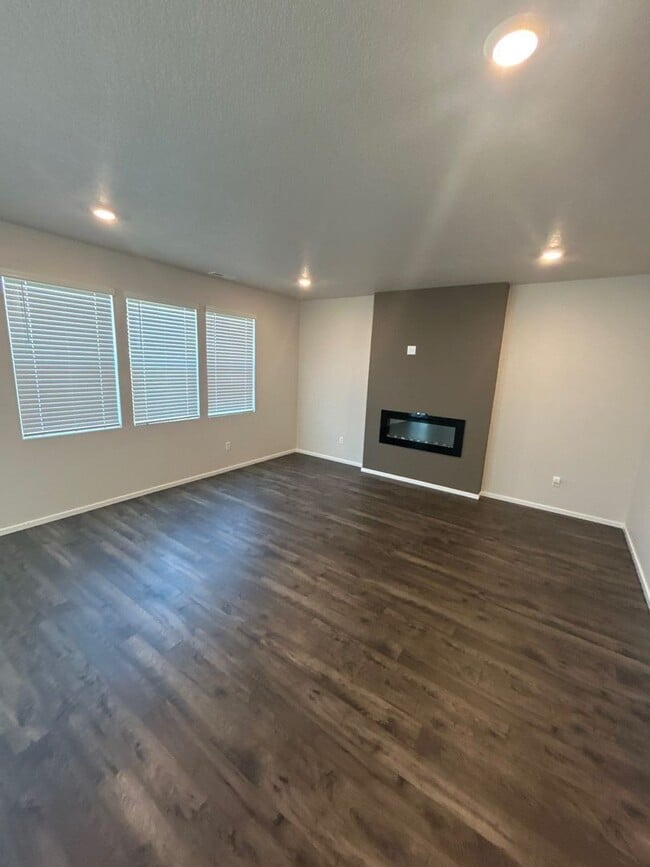 Foto del edificio - 4809 Thyme Ave NE