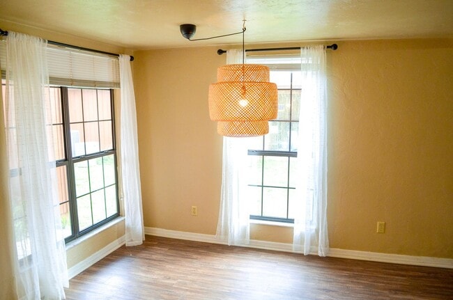 Building Photo - FIRST MONTH FREE! Rockwood Villas 3 bedroom 3 bath