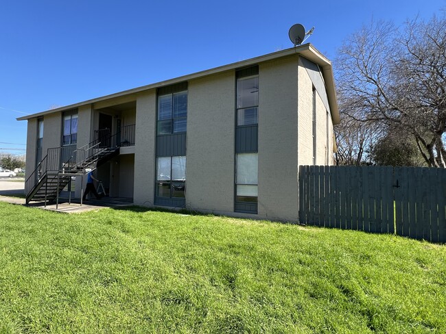 Building Photo - 200 Uhland Rd