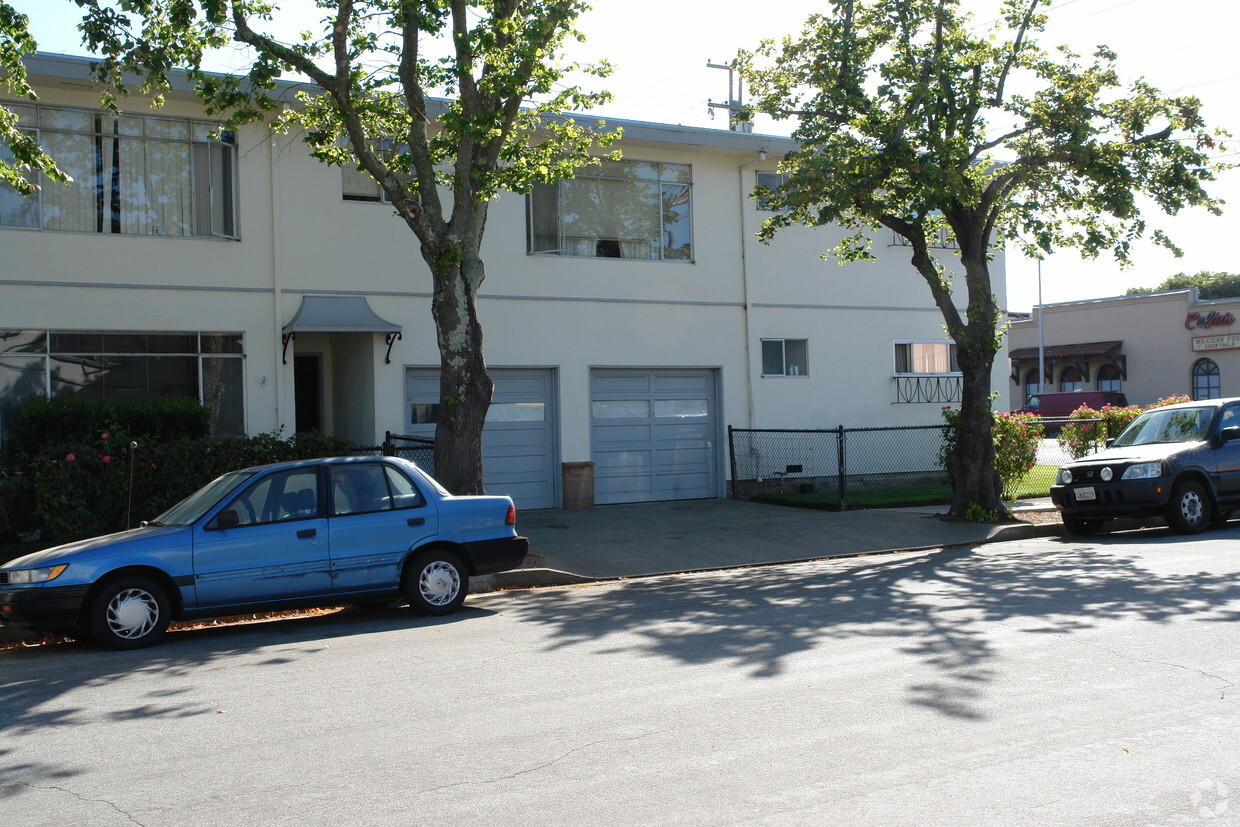 Building Photo - 520 Peninsula Ave