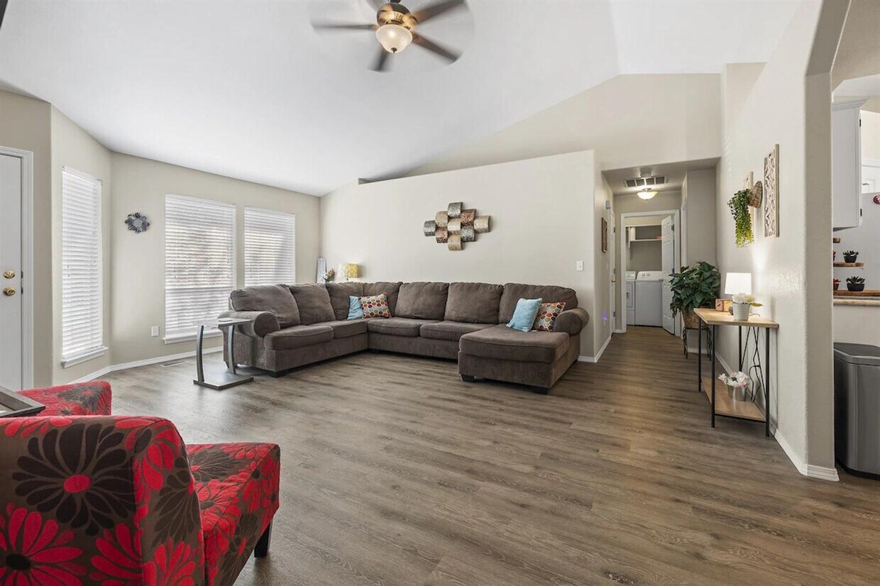Foto principal - 7302 Bay Meadows Dr