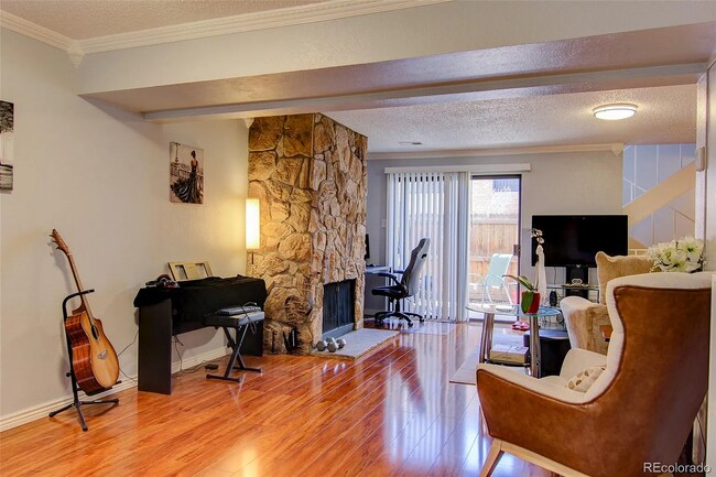 Foto del edificio - 6468 E Bates Ave
