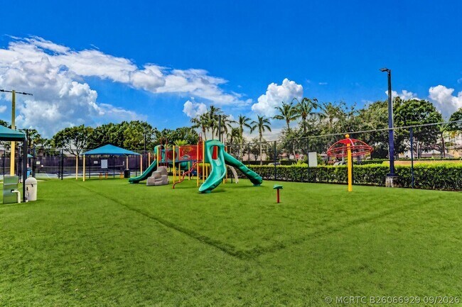 Building Photo - 3331 Commodore Ct