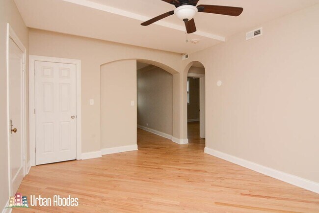 Foto del edificio - 922 N Green Bay Rd