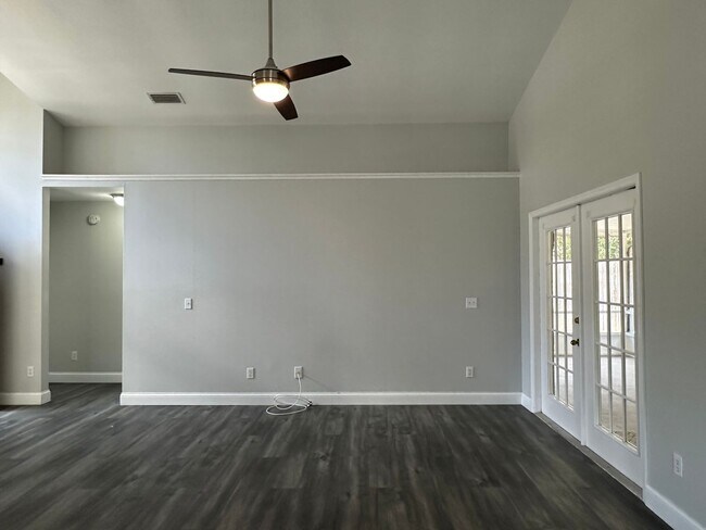 Building Photo - Updated Oviedo Home