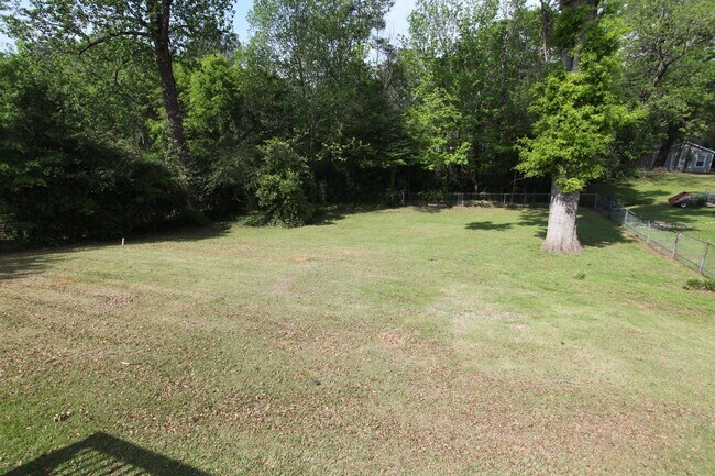 Building Photo - 3 Bed/1.5 Bath Home Available for August!