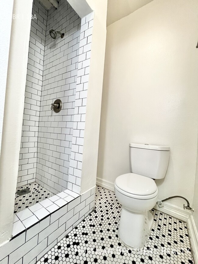 Building Photo - 412 S Lake St