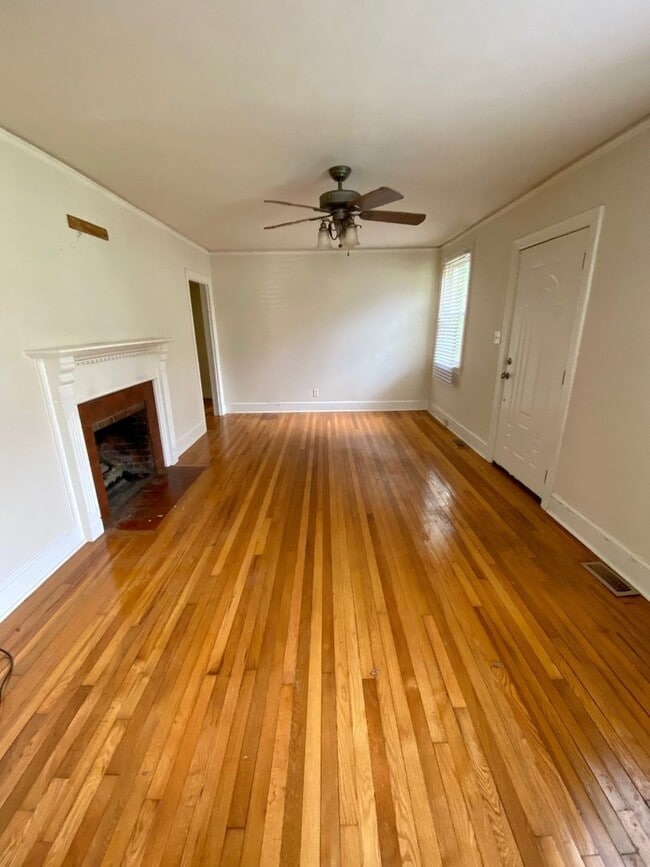 Building Photo - Spacious 2 bedroom home available immediat...