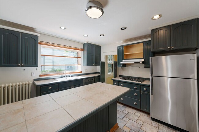 Building Photo - Month-to-Month Lease Available! Historic H...