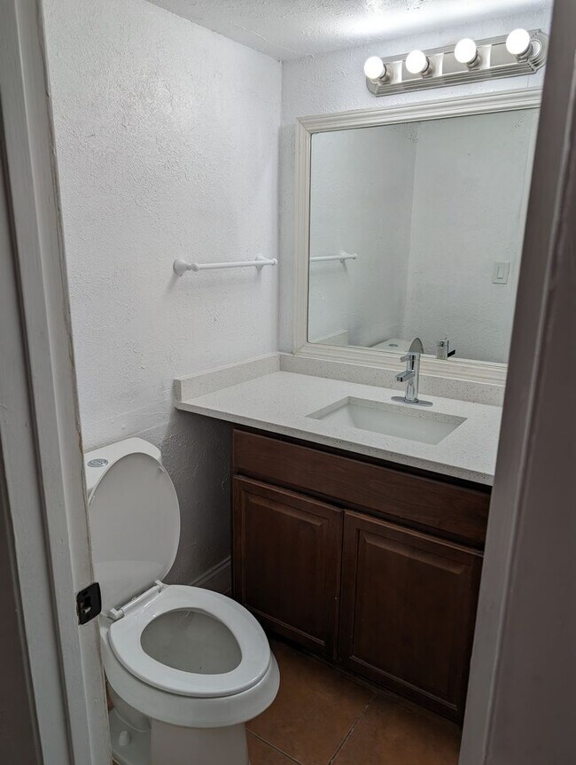 Foto del edificio - 2245 LYME BAY DR UNIT 1103 (LO)