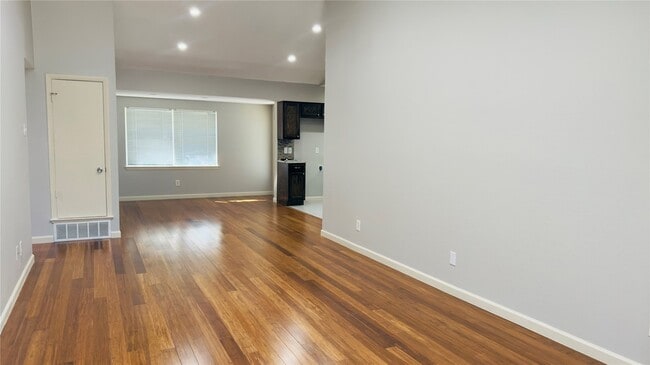 Building Photo - 12117 Sunland St