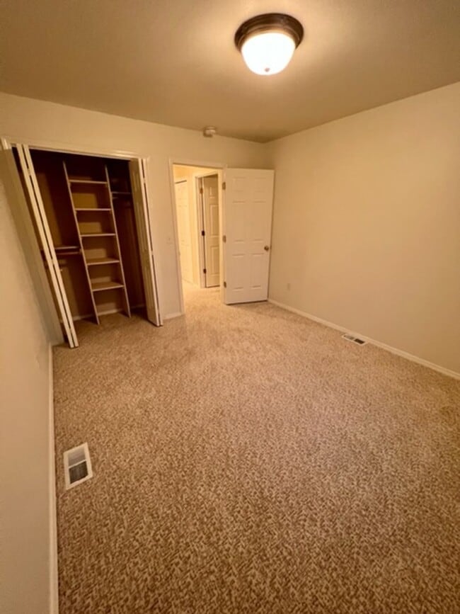 Building Photo - Updated 3 Bedroom Condo!