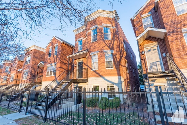 Photo - 1471 N Larrabee St House