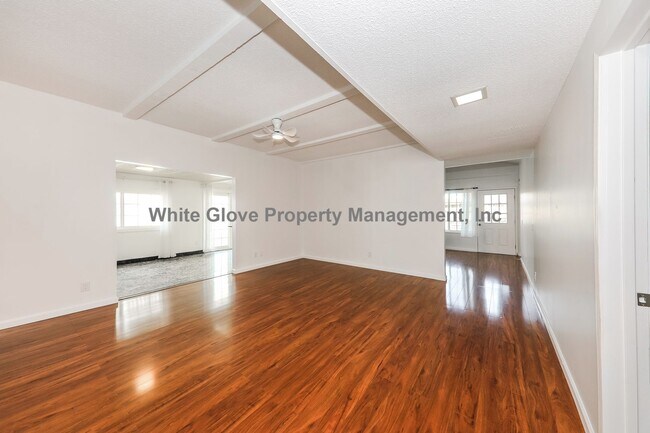 Foto del edificio - Spacious 4-Bedroom Tustin Home with Solar, Citrus Trees & Gas Fireplace