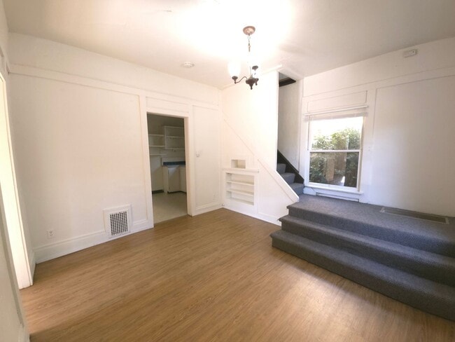 Building Photo - 3 Bedroom Home in Prime Hill Location