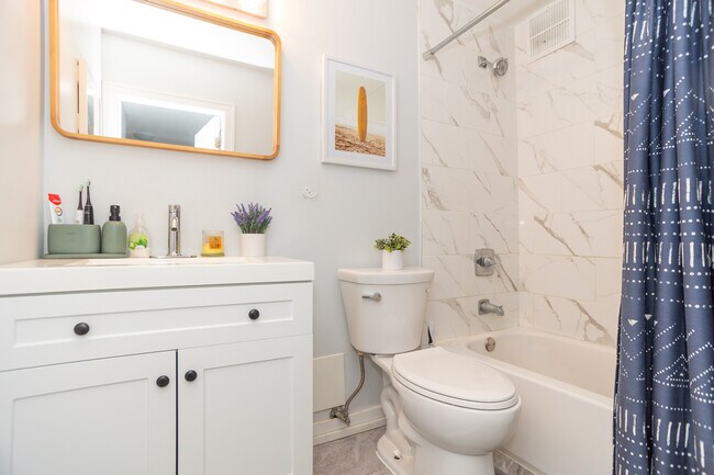 Bathroom - 3930 N Pine Grove Ave