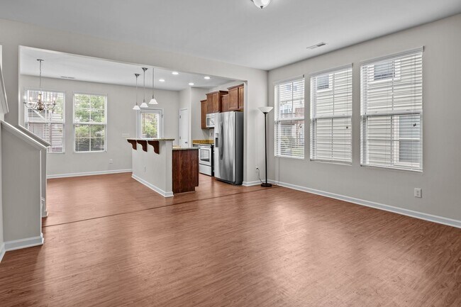 Foto del edificio - Fantastic 3 Bedroom End-unit Townhome with...