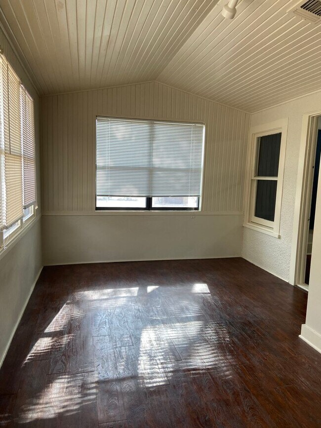 Building Photo - 611J