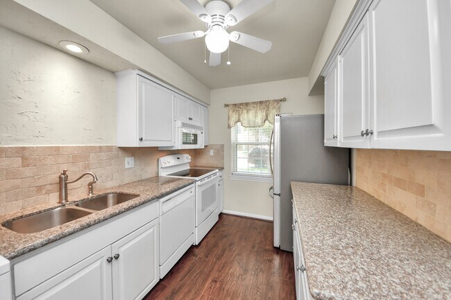 Building Photo - 6334 Chevy Chase Dr