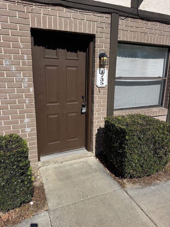 Foto del edificio - 1735 NE 14th St