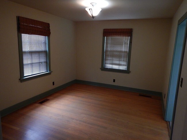 Building Photo - 4 br, 2 bath House - 844 NE 3rd Street