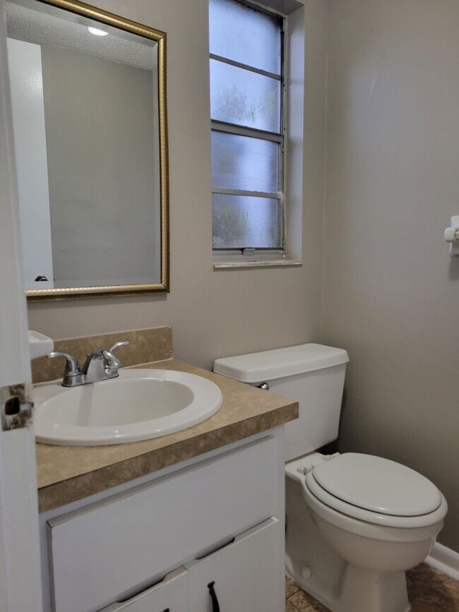 Building Photo - $1095 - 2/1.5 - Arlington - Super Cute - Great Location
