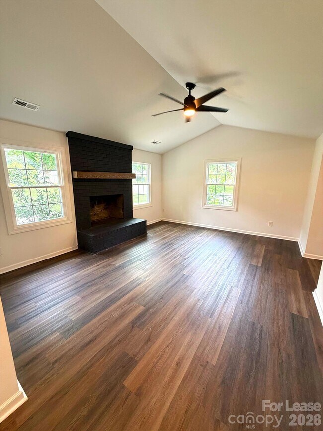 Foto del edificio - 5406 Barrington Dr