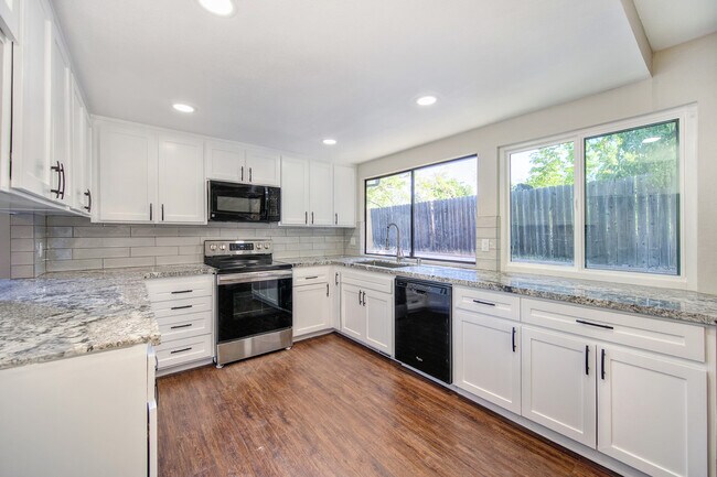 Foto del edificio - 9801 Blue Lake Dr