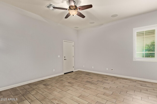 Foto del edificio - 947 E Dumbarton Ave