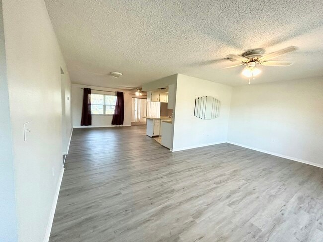 Foto del edificio - 4107 Santiago St