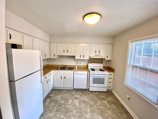Building Photo - Charming 2-bedroom 1.5-bath home 10 minute...
