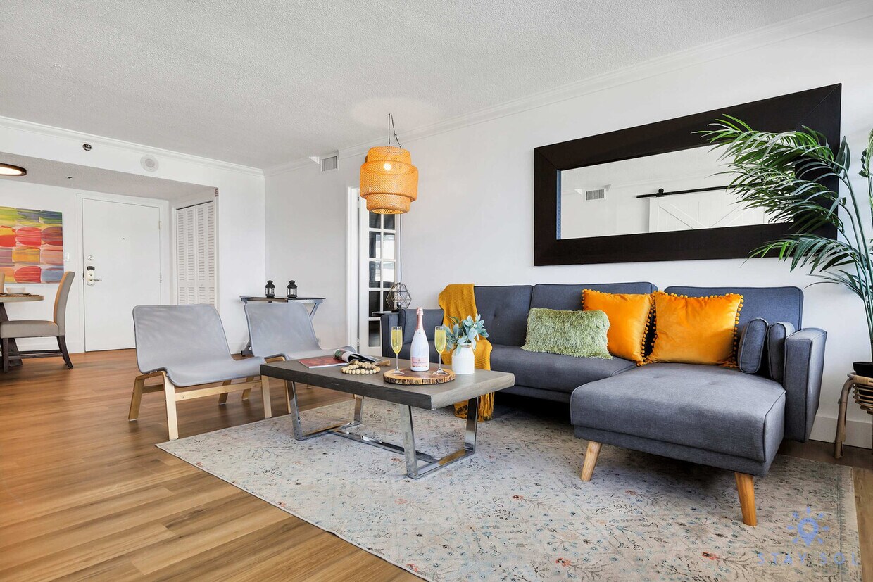 Foto principal - 5225 Collins Ave